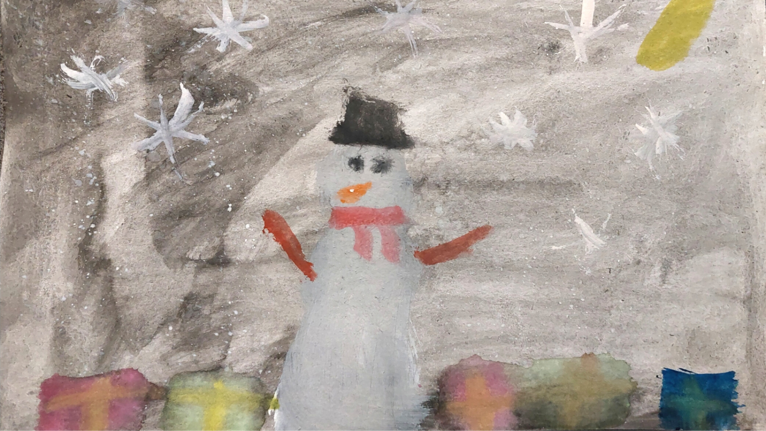 Sniegavīrs ar dāvanām sev apkārt uz kūstoša sniega fona.